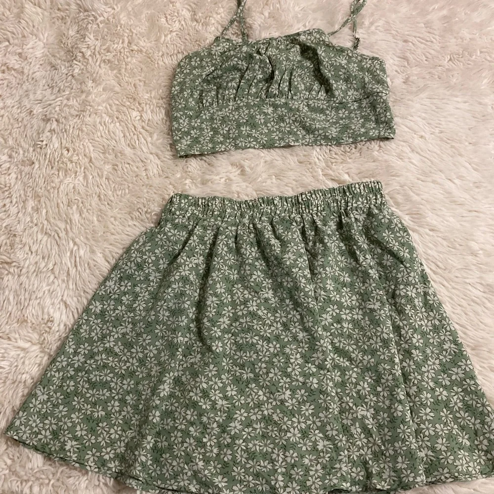 SHEIN Green Floral Patterned Apparel - Picture 5 of 5